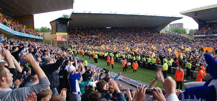 Cổ động viên Wolverhampton Wanderers ăn mừng trụ hạng Premier League năm 2011
