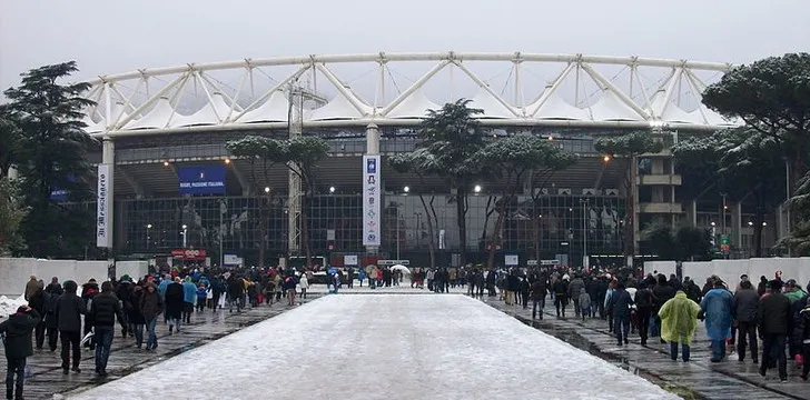 Con đường dẫn vào cổng chính sân vận động Stadio Olimpico với các biểu tượng cổ kính