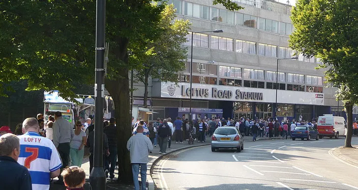 Con đường dẫn vào sân vận động Loftus Road nhộn nhịp ngày có trận đấu