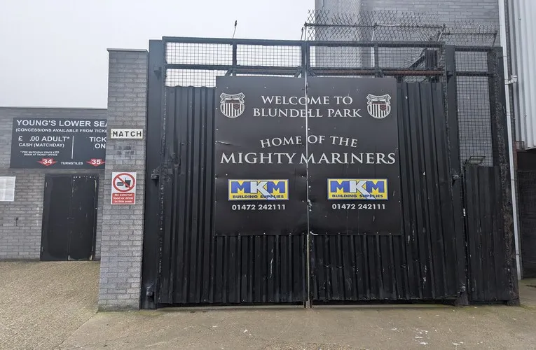 Cổng chính của sân Blundell Park, một biểu tượng lịch sử của câu lạc bộ Grimsby Town.