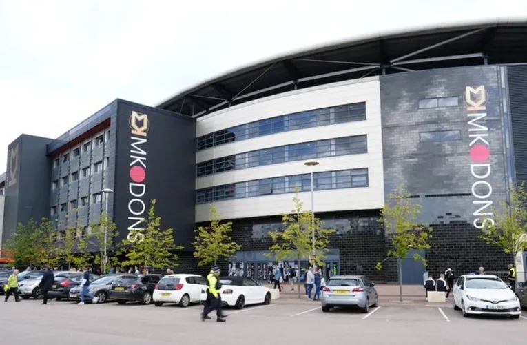 Cổng chính của Stadium MK, với kiến trúc hiện đại và không gian rộng lớn