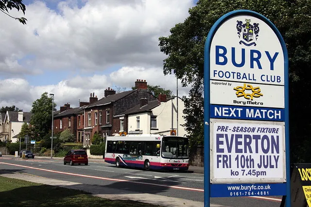 Cổng chính sân Gigg Lane, biểu tượng của Bury Football Club