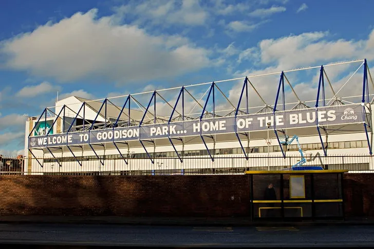 Cổng chính sân Goodison Park nhìn từ đường, với kiến trúc đặc trưng