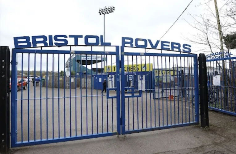 Cổng chính sân Memorial, biểu tượng lịch sử của Bristol Rovers