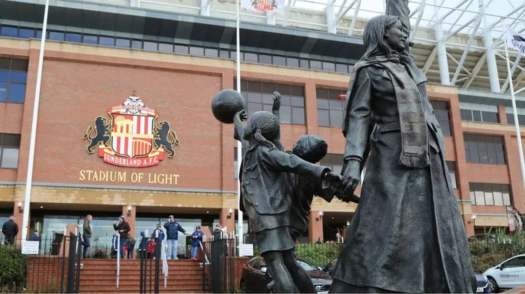 Cổng chính Sân vận động Ánh sáng, lối vào biểu tượng của câu lạc bộ Sunderland