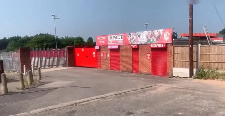 Cổng vào chính của sân vận động Impact Arena, chào đón người hâm mộ đến với những trận đấu của Alfreton Town