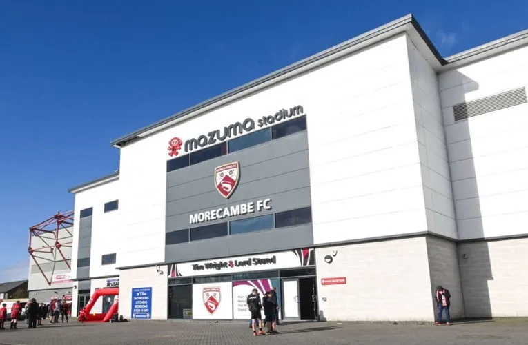 Cổng vào chính của sân vận động Mazuma Mobile, nơi đón tiếp cổ động viên đến cổ vũ Morecambe FC.