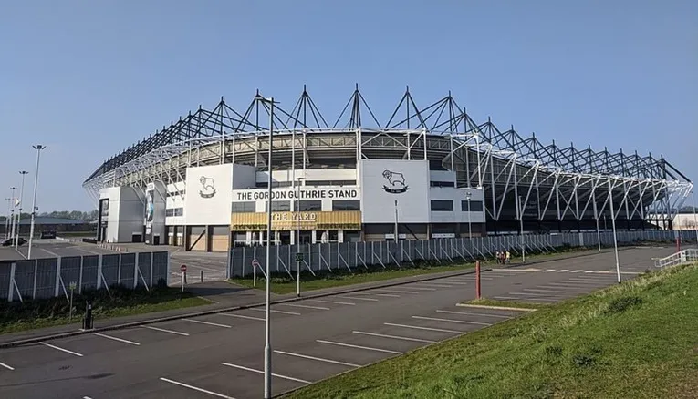 Cổng vào chính của sân vận động Pride Park, với kiến trúc hiện đại và biển tên rõ ràng