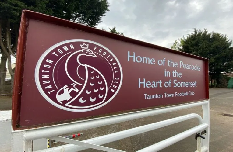 Cổng vào chính của sân vận động Wordsworth Drive, chào đón người hâm mộ Taunton Town