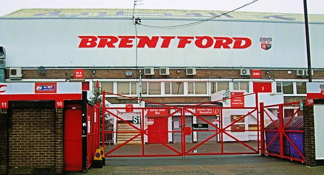 Cổng vào chính thức sân vận động Griffin Park, biểu tượng một thời của Brentford