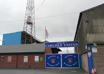 Cổng vào chính và biển hiệu sân vận động Brunton Park của Carlisle United