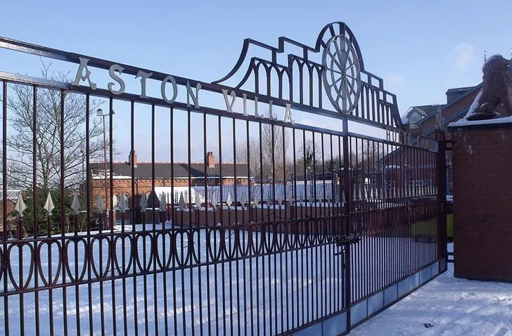 Cổng vào Holte End tại sân vận động Villa Park, nơi đón chào hàng vạn người hâm mộ Aston Villa.
