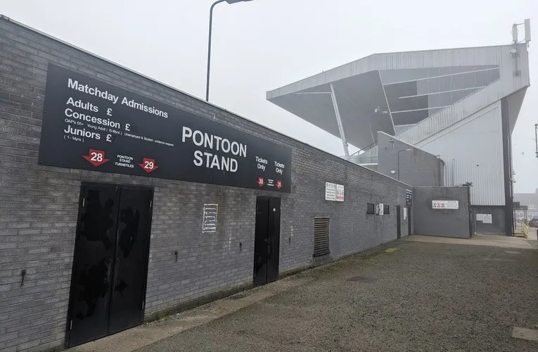 Cổng vào khán đài Pontoon tại sân Blundell Park, khu vực quen thuộc của cổ động viên Grimsby Town.