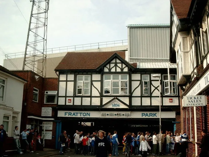 Cổng vào lịch sử của sân vận động Fratton Park