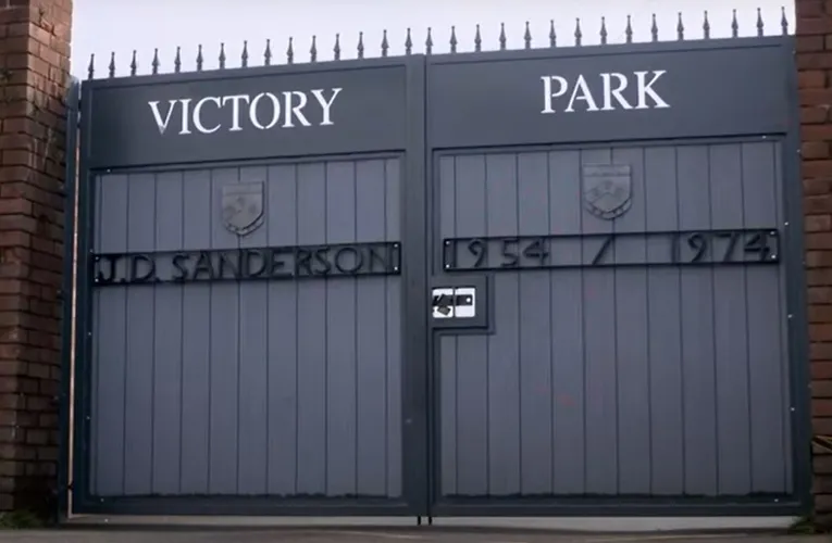Cổng vào lịch sử của sân vận động Victory Park Chorley FC