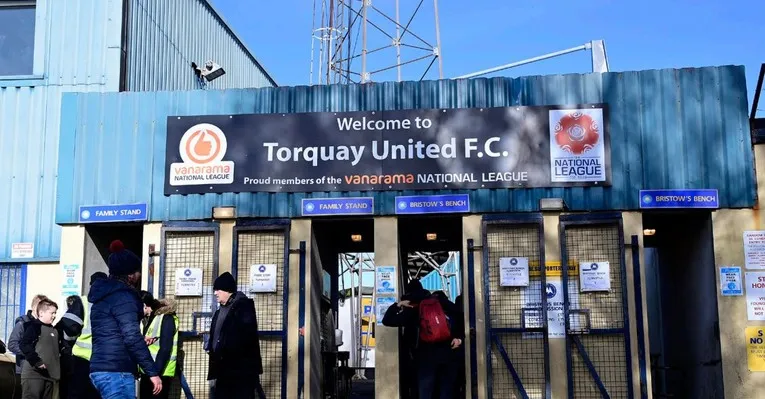 Cổng vào sân Plainmoor Torquay, nơi đón chào người hâm mộ Torquay United.