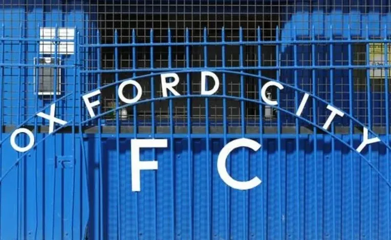 Cổng vào sân vận động Court Place Farm, biểu tượng của Oxford City FC