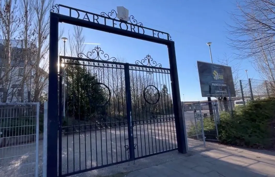 Cổng vào sân vận động Princes Park với bảng hiệu Dartford FC