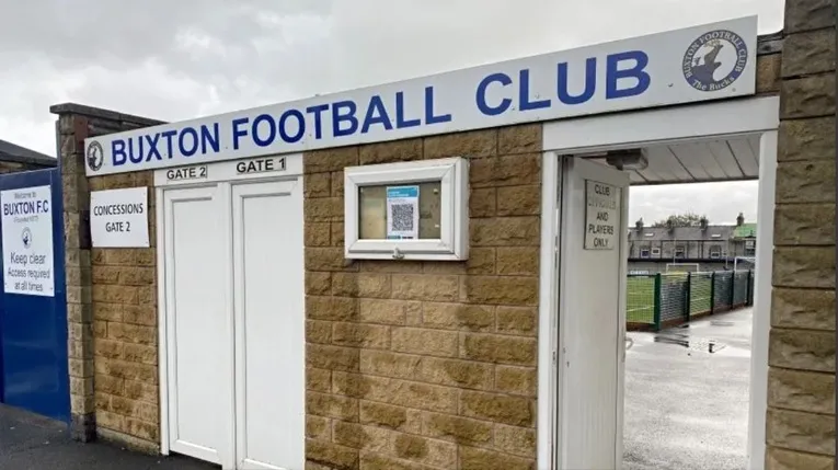 Cổng vào sân vận động The Silverlands, chào đón người hâm mộ đến với Buxton FC.