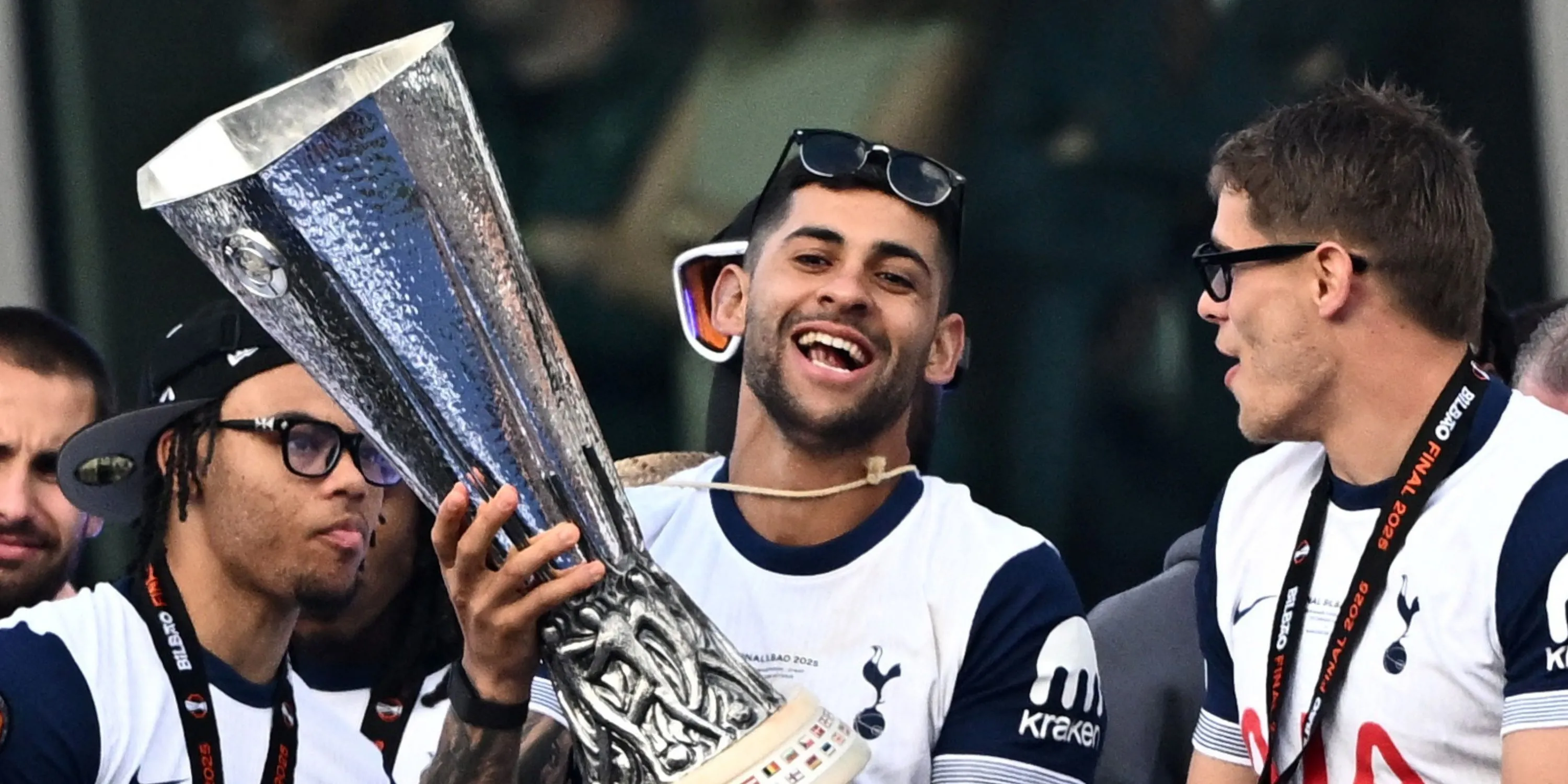 Cristian Romero ăn mừng chức vô địch Europa League cùng Tottenham, tin đồn chuyển nhượng rộ lên.