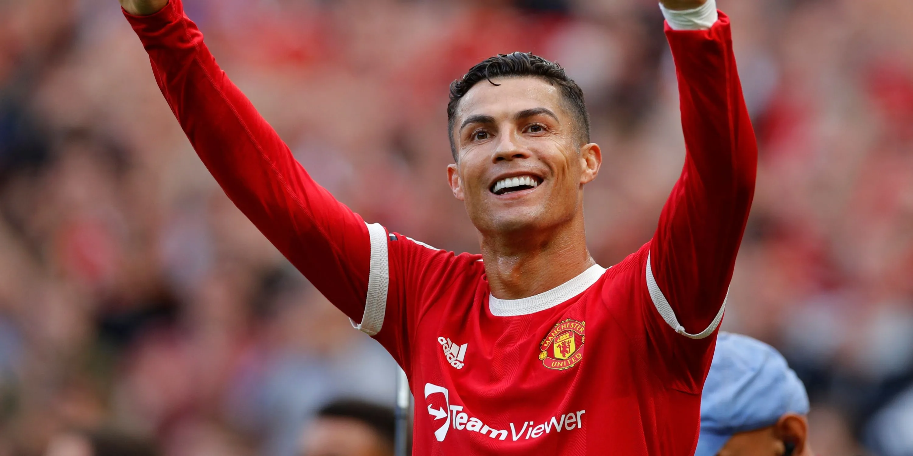 Cristiano Ronaldo trong màu áo Manchester United, người từng tặng áo đấu có chữ ký cho Snoop Dogg.