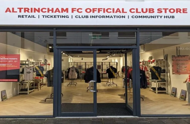 Cửa hàng vật phẩm CLB Altrincham FC tại Sân J Davidson Stadium