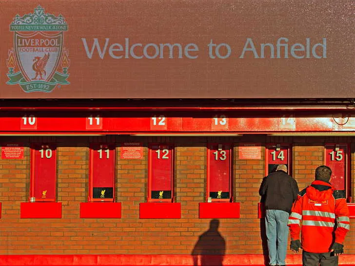 Cửa sổ bán vé chính thức của Liverpool FC tại sân Anfield, nơi người hâm mộ mua vé vào sân