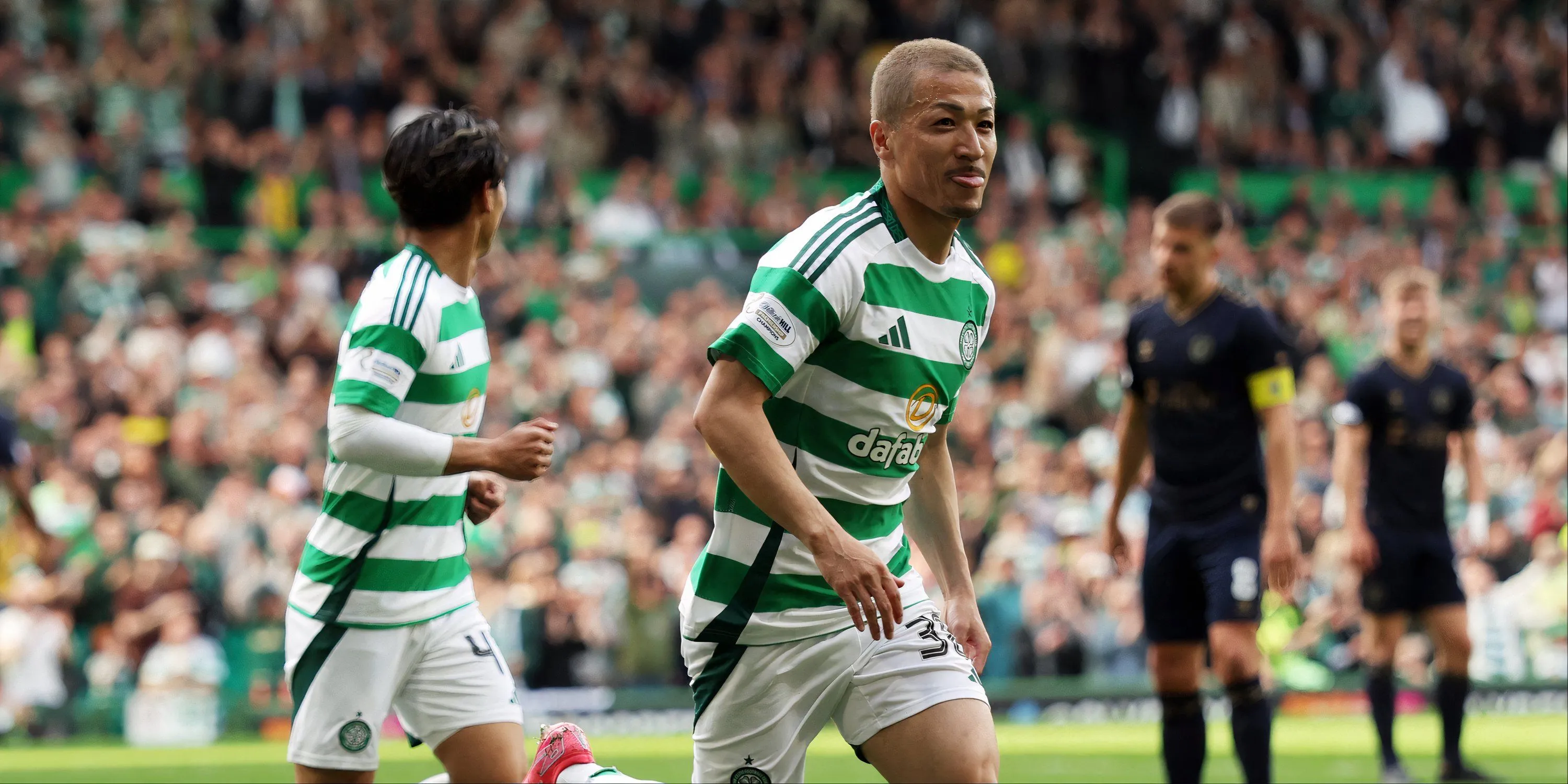 Daizen Maeda, cầu thủ chạy cánh người Nhật Bản của Celtic, trong một pha tranh bóng tại Premiership Scotland, đứng trước tin đồn chuyển nhượng Premier League