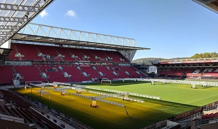 Đội ngũ bảo trì đang chăm sóc mặt cỏ sân Ashton Gate, đảm bảo điều kiện thi đấu tốt nhất