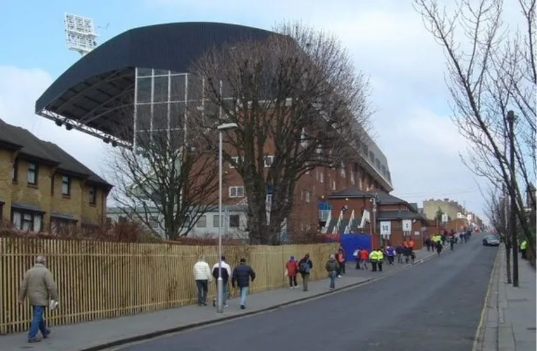Dòng người hâm mộ đổ về Selhurst Park trong ngày thi đấu, tạo nên không khí lễ hội đặc trưng.
