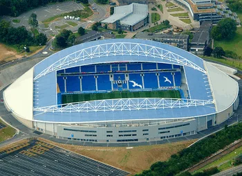 Falmer Stadium The Amex nhìn từ xa, toàn cảnh kiến trúc hiện đại của sân nhà Brighton.