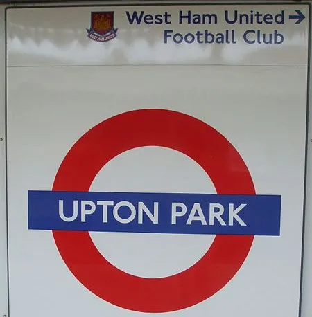 Ga tàu điện ngầm Upton Park, điểm đến quen thuộc của các cổ động viên West Ham khi tới sân Boleyn Ground