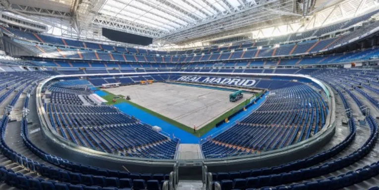 Ghế ngồi trên khán đài sân Bernabéu, cho thấy sức chứa khổng lồ
