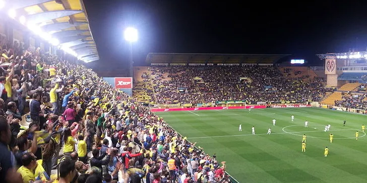 Góc khán đài đối diện trong sân Estadio de la Cerámica, một phần kiến trúc cổ điển của sân El Madrigal.