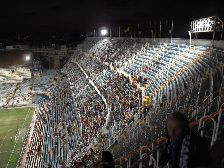Góc khán đài Mestalla lung linh ánh đèn vào ban đêm, tạo nên không khí huyền ảo