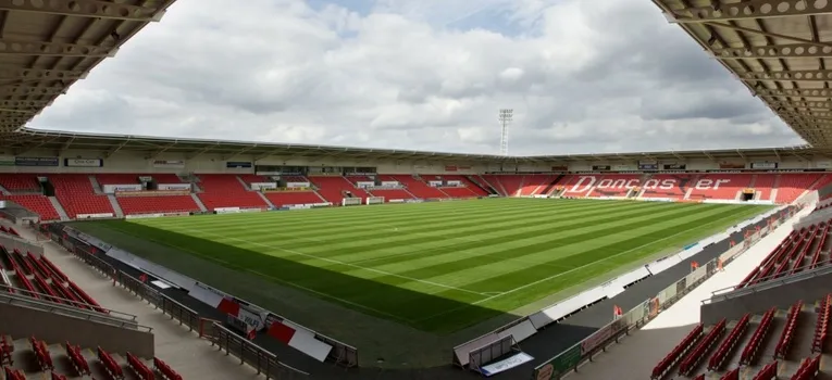 Góc nhìn ấn tượng từ khán đài bên trong sân Eco-Power, nơi cổ động viên Doncaster Rovers cuồng nhiệt.