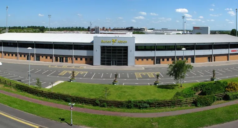 Góc nhìn bên ngoài sân vận động Pirelli Stadium
