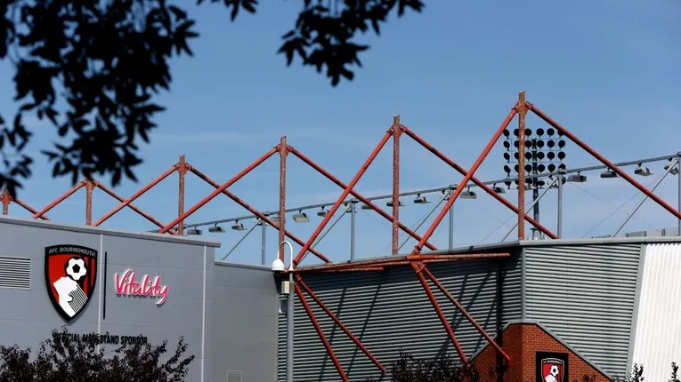 Góc nhìn bên ngoài sân vận động Vitality, lối vào quen thuộc của hàng ngàn cổ động viên Bournemouth mỗi cuối tuần.