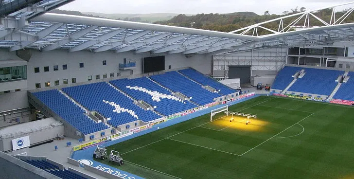 Góc nhìn cận cảnh khán đài North Stand tại The Amex, nơi tập trung những cổ động viên Brighton cuồng nhiệt nhất.