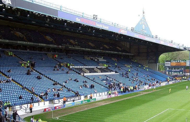 Góc nhìn cận cảnh khán đài South Stand đồ sộ của sân Hillsborough