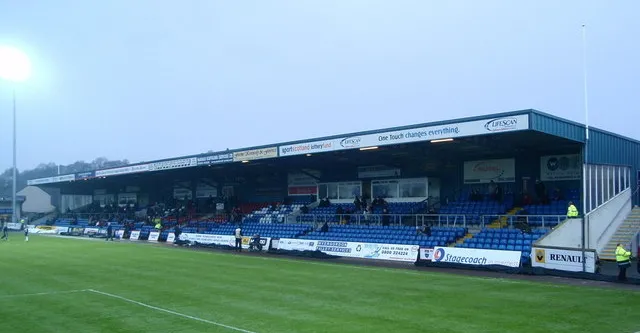 Góc nhìn cận cảnh khán đài West Stand của sân Victoria Park, cho thấy kiến trúc truyền thống.