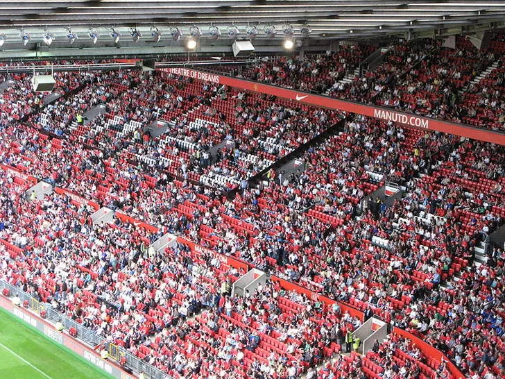 Góc nhìn cận cảnh một khán đài tại sân Old Trafford, thể hiện kiến trúc đặc trưng.