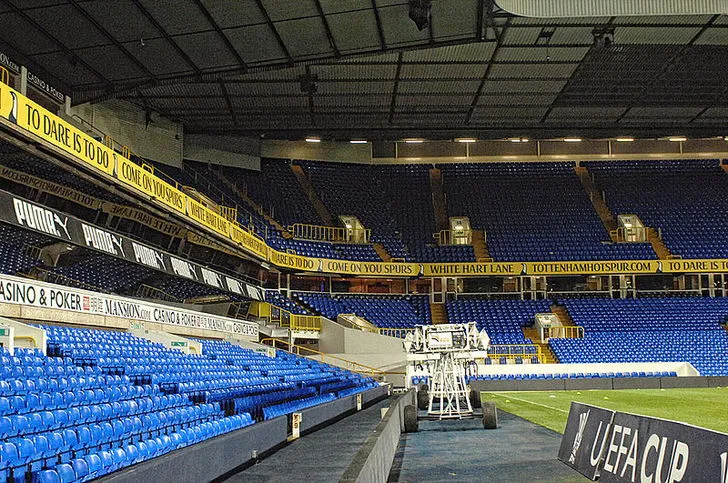 Góc nhìn một khán đài tại White Hart Lane, nơi cổ động viên Tottenham Hotspur cuồng nhiệt