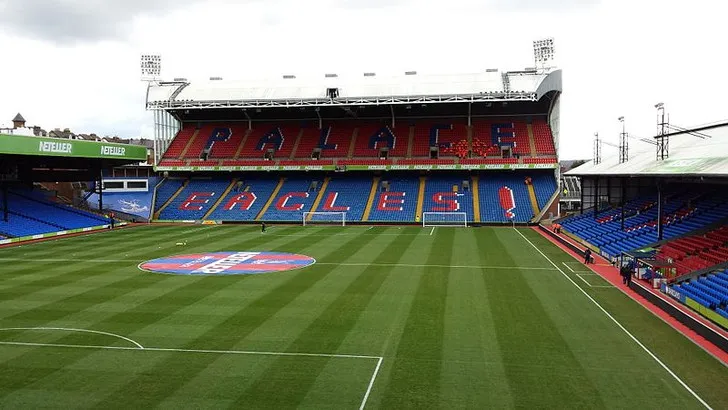 Góc nhìn nội thất sân Selhurst Park, cho thấy sự gần gũi giữa khán đài và sân đấu.