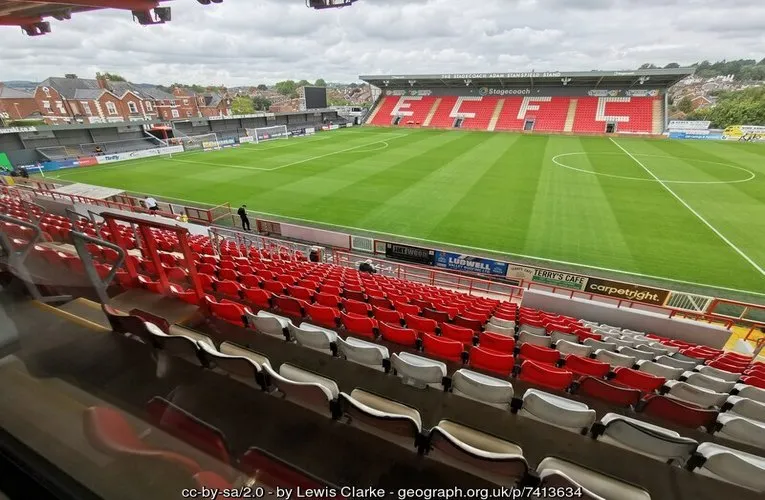 Góc nhìn toàn cảnh mặt sân cỏ xanh mướt của St. James Park Exeter, sẵn sàng cho một trận đấu bóng đá đỉnh cao của Exeter City.
