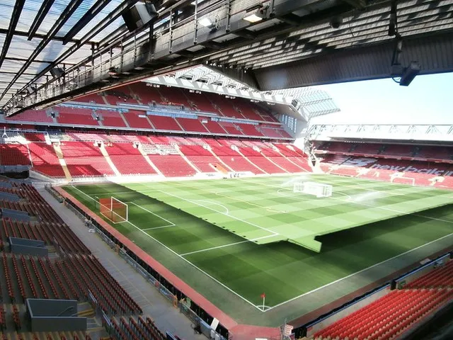 Góc nhìn toàn cảnh sân Anfield từ phòng điều khiển, thể hiện sự chuyên nghiệp trong quản lý trận đấu