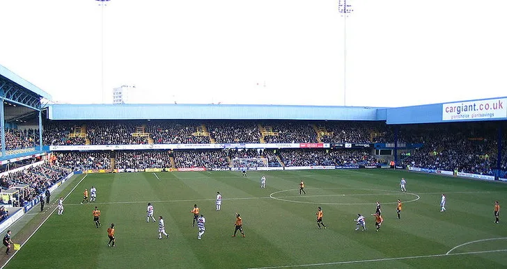 Góc nhìn toàn cảnh sân bóng từ khán đài Loftus Road