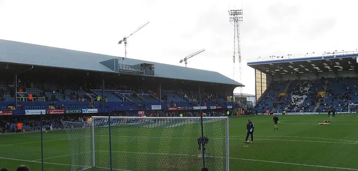 Góc nhìn toàn cảnh sân Fratton Park từ khán đài dành cho cổ động viên