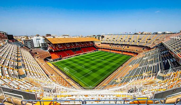 Góc nhìn toàn cảnh sân Mestalla với khán đài và mặt sân