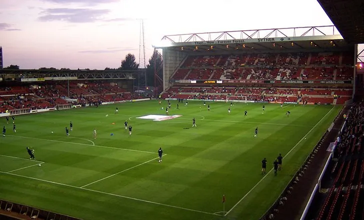 Góc nhìn toàn cảnh sân The City Ground từ khán đài, nơi diễn ra các trận cầu hấp dẫn của Nottingham Forest